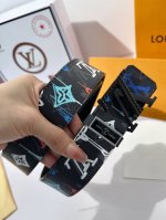 品名：Lv..路易..威登原单皮带 材质：原单牛皮腰带，百分百头层牛皮腰带保证真皮，24K纯钢扣，俏皮的涂鸦彩绘工艺，时尚潮流，专柜原单品质、做工精细，时尚大牌