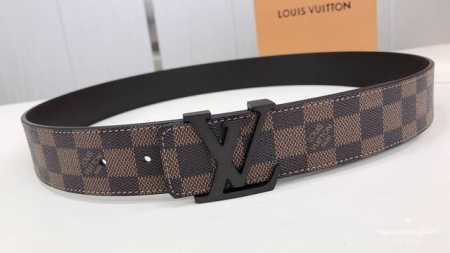 专柜Lv 此款双面腰带以标志性的暗咖啡色Lv Initiales搭扣搭配全新Monogram Eclipse。展现细腻的品牌特质，此款腰带是路易威登皮具与鞋履的 - 点击图像关闭