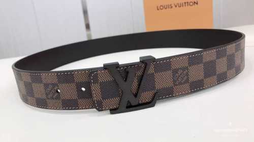 专柜Lv 此款双面腰带以标志性的暗咖啡色Lv Initiales搭扣搭配全新Monogram Eclipse。展现细腻的品牌特质，此款腰带是路易威登皮具与鞋履的