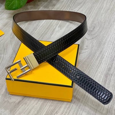 Fendi 专柜同款 宽35Mm 标志造型宽皮带。原版Ff单钉扣，进口原版小牛皮制成。印有浮雕黑Ff 图案。镀金表面金属制品，品质保证。