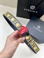 宽度4.0Cm 范思哲 此款粒面牛皮革腰带饰有一枚彩色3D美杜莎腰带扣和代表不断演进的gold Hibiscus印花 用芙蓉花对往季的barocco印花加以重新