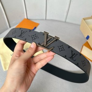 特 寬：40mm 驢家新品 寬度40mm 驢家SS早春新品腰帶系列 意大利原廠皮料 扣頭採用雙拼視覺效果工藝 全方位精打細磨 精密度厚金電鍍 雙面用