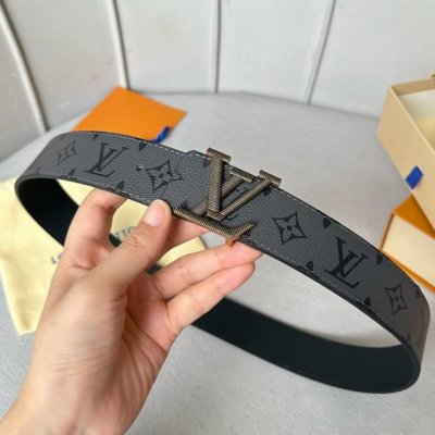 特 寬：40mm 驢家新品 寬度40mm 驢家SS早春新品腰帶系列 意大利原廠皮料 扣頭採用雙拼視覺效果工藝 全方位精打細磨 精密度厚金電鍍 雙面用