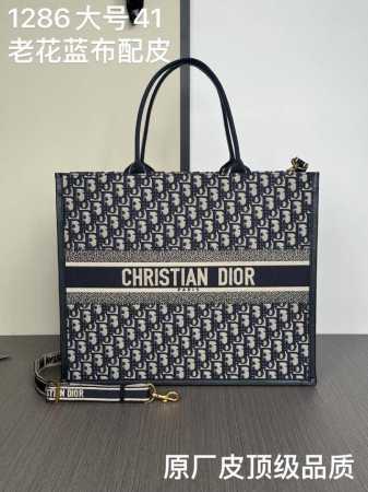 顶级专柜老鼠狠货Dior迪奥购物袋新款Tote 刺绣配原厂皮肩带 这款 Dior 手袋是 Dior 全新推出的主打单品，于二零二三秋冬成衣系列发布秀精彩亮相，彰 - 点击图像关闭