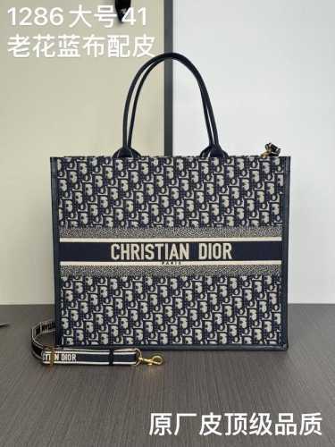 顶级专柜老鼠狠货Dior迪奥购物袋新款Tote 刺绣配原厂皮肩带 这款 Dior 手袋是 Dior 全新推出的主打单品，于二零二三秋冬成衣系列发布秀精彩亮相，彰