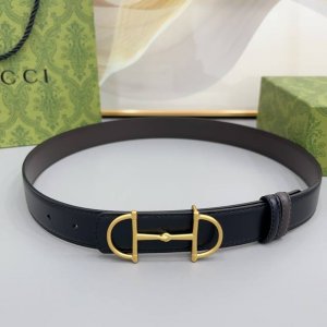 Gucci 古驰 3.0Cm DDD 马刺是该品牌最受喜爱的标志之一，彰显了其与马术文化的渊源。这款可翻转的细款腰带采用亮面皮革和光滑皮革制成，配有马刺搭扣的设
