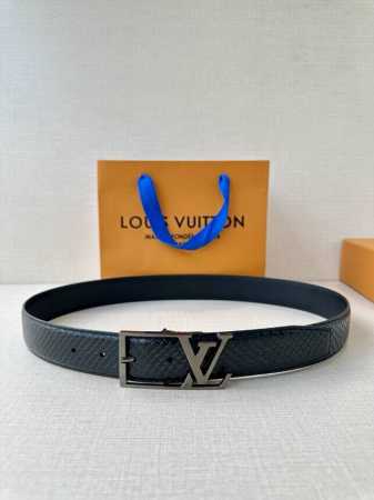 Lv Skyline 3.4宽皮带在正面和中央显示House Initials，将它们与哑光银色的角扣结合在一起。由黑色头层牛皮压蟒蛇皮制成的豪华表带使外观变得 - 点击图像关闭