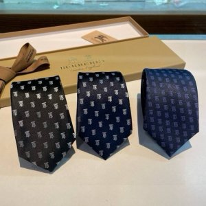 B家专柜同步领带出货啦 巴宝莉男士，稀有展现精湛手工与时尚优雅的理想选择，以最经典的巴巴格更显雅致风范。让男士可以充分展示自己个性。100%顶级提花真丝手工定制
