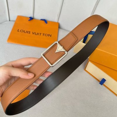 特 寬度：35Mm Lv S-Lock系列 寬度3.5Cm 驢家法國原廠荔枝紋皮料 搭配独特的圆圈字母钢扣 雙面用
