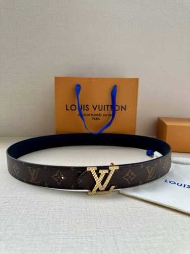 3.4宽 Lv Trunk 双面腰带以粒面皮革塑造摩登设计，可为商务或休闲造型注入典雅魅力。铭纹 S-Lock 搭扣援引品牌经典行李箱元素 皮革 金属件