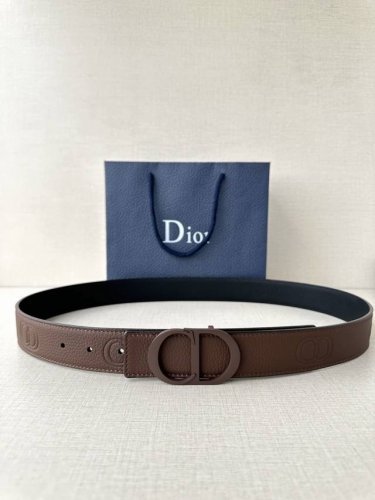宽度3.5Cm Dior 这款腰带扣采用咖啡棕色哑光涂漆饰面不锈钢精心制作，展示Cd Icon 标志。可与各式35毫米腰带搭配，提升格调，打造优雅精致的造型。