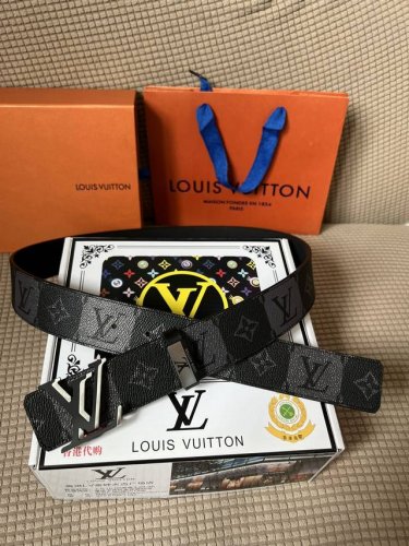 品名：Lv..路易..威登原单 材质：原单牛皮腰带 百分百头层牛皮腰带保证真皮，24K纯钢扣，专柜原单品质、做工精细，时尚大牌，送人自用首选 包装： 请认准如图