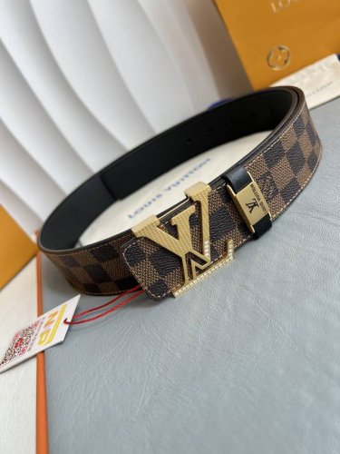 品名： Lv..路易..威登腰带皮带原单P240 型号：挂扣，经典纯钢材质镶钻字母挂扣，头层牛皮，图片实物拍摄 材料：头层牛皮，挂扣系列，纯钢材质扣头，钯镀电镀