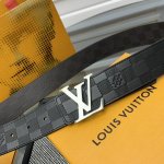 Lv Check 双面腰带以 Damier Infini 压纹皮革和深邃 Damier 帆布演绎两式风尚，再令 Marque L.Vuitton Déposée