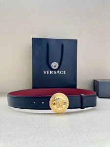 特 宽度4.0Cm 范思哲 此款腰带饰有标志性的Versace美杜莎头像扣，彰显品牌格调。是一款精美的衣橱必备单品。
