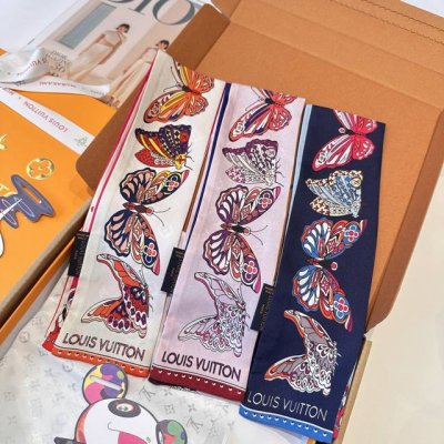 最新专柜款独家现货 品质保证 Lv多功能小丝带 可以当束发带、腕带、腰带、包带等 特别实用 这年头没有一条Twilly小丝带都不好意思拿包出门[偷笑]最近小丝带