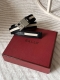 特 Bally 巴利专柜同款 男士时尚布配皮双用腰带 宽 3.4Cm Tamal 融入了永恒经典的 Bally 黑白条纹，且具有充满现代感。固定式双面设计加上别