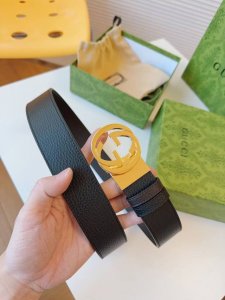 Gucci 古驰皮带 配饰不断为经典注入新意，焕新演绎品牌典藏元素。在这款腰带上，其独特的创意和革新，赋予整个造型以别致魅力。这款腰带以匠心打造，巧妙融入流行风