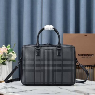型号巴宝莉Burberry 专柜热销爆款男包，原版质量，多隔层设计原版牛皮搭配高档进口五金，皮质舒适，手感超好 版型更正，实物更美！ 尺寸38-28-6 黑
