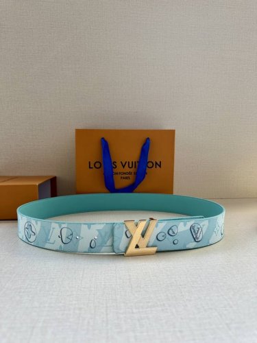 4.0宽Lv Aqua 双面腰带为传统设计引入现实主义意趣 Monogram Aqua 帆布以 3D 水滴图案模糊 Monogram 图案的经典轮廓 将相同意境