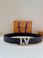 4.0宽 Lv Ranch 双面腰带再现 2024 春夏男装秀场的凌厉风范，为细腻牛皮革点缀崭新搭扣。西部风格 Lv 字母呈现做旧金属效果 牛皮革 做旧金属件
