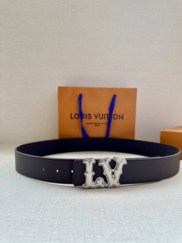 4.0宽 Lv Ranch 双面腰带再现 2024 春夏男装秀场的凌厉风范，为细腻牛皮革点缀崭新搭扣。西部风格 Lv 字母呈现做旧金属效果 牛皮革 做旧金属件