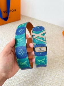 品名： Lv..路易..威登腰带皮带原单 型号：挂扣，经典纯钢材质挂扣，头层牛皮，图片实物拍摄 材料：头层牛皮，挂扣系列，纯钢材质扣头，镀钯电镀工艺永不掉色。原