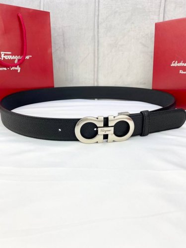 特P180 宽度3.5Cm Ferragamo（菲拉格慕）此双面头层牛皮配有复古金属Gancio扣。该皮带可调节，且能根据需要剪裁达到修身效果 /