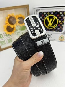 品名：Lv..路易..威登原单 材质：原单牛皮腰带 百分百头层牛皮腰带保证真皮，24K纯钢扣，专柜原单品质、做工精细，时尚大牌，送人自用首选包装： 请认准如图专