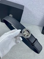 特 宽度4.0Cm 范思哲Versace人头标志：腰带扣上的3D镂空美杜莎，赋予该款Palazzo腰带很高的辨识度。腰带采用饰有Mock Croc印花的柔软牛皮