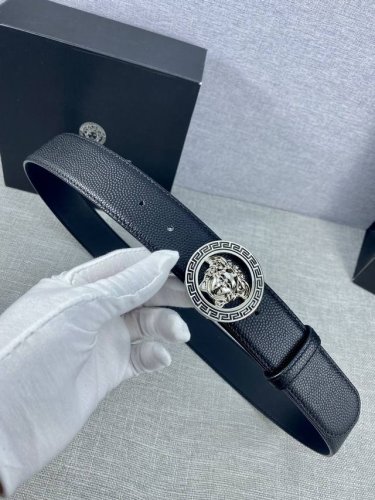 特 宽度4.0Cm 范思哲Versace人头标志：腰带扣上的3D镂空美杜莎，赋予该款Palazzo腰带很高的辨识度。腰带采用饰有Mock Croc印花的柔软牛皮