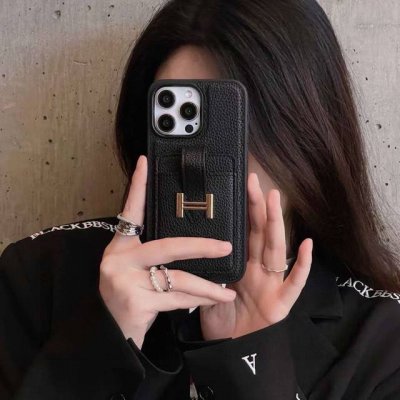 新款上架 爱马仕 Hermes手机壳 官网同步 荔枝纹皮质卡包手机壳黑色 橙色 型号：为了不出现报错型号，请打开本机查看手机设置显示的型号 Iphone16系列
