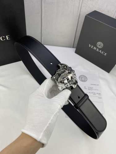 特 宽度4.0Cm Versace 范思哲 此款柔软的平纹皮带饰有金、银双色3D美杜莎腰带扣，可搭配正装或休闲牛仔装。