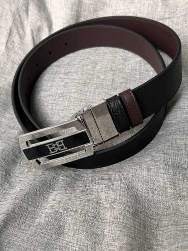 特P230 Bally (巴利) 专柜同款 男士休闲商务双用腰带 这款 Fabazia 正装腰带以黑色粒面牛皮制成，采用双面设计，反面为光滑咖色牛皮。正面饰有银