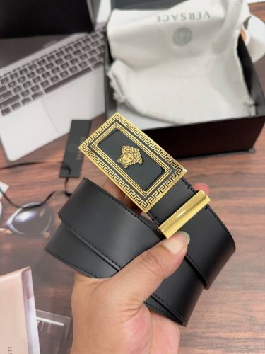 特 范思哲此款皮带配有Logo雕刻搭扣和饰有Medusa铆钉的腰带环。