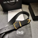 Dg，宽3.5㎝ Dolce&Gabbana 全新小牛皮腰带，干练摩登配饰，缀以缎纹金色电镀金属细节。小牛皮腰带。缀以缎纹金色电镀金属。滚轴搭扣与单针带扣