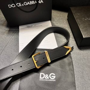 Dg，宽3.5㎝ Dolce&Gabbana 全新小牛皮腰带，干练摩登配饰，缀以缎纹金色电镀金属细节。小牛皮腰带。缀以缎纹金色电镀金属。滚轴搭扣与单针带扣