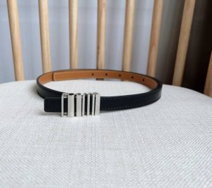 Loewe 罗意威 专柜最新同款腰带 选用光滑牛皮革腰带 配有亮面loewe几何腰带扣五孔调节 卓越的工艺 个性的造型 精美的材质 宽：1.5