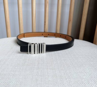 Loewe 罗意威 专柜最新同款腰带 选用光滑牛皮革腰带 配有亮面loewe几何腰带扣五孔调节 卓越的工艺 个性的造型 精美的材质 宽：1.5
