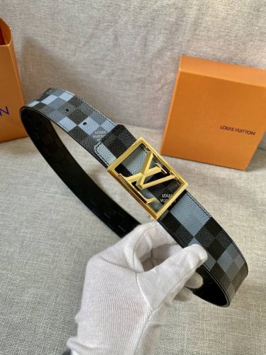 特 4.0宽 Initiales Everyday Lv 双面腰带令 Louis Vuitton 标识加入经典 Monogram 图案，再以丝滑小牛皮演绎沉稳一