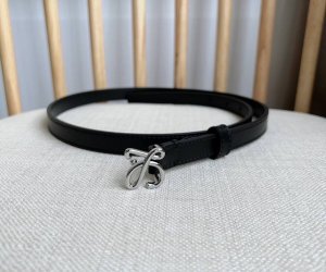 Loewe 罗意威 专柜最新同款腰带 选用光滑牛皮革腰带 饰以金属anagram Pebble针扣五孔调节 卓越的工艺 个性的造型 精美的材质 宽:1.5