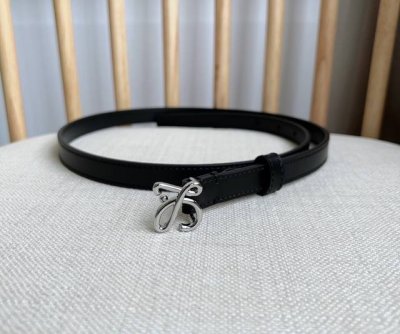 Loewe 罗意威 专柜最新同款腰带 选用光滑牛皮革腰带 饰以金属anagram Pebble针扣五孔调节 卓越的工艺 个性的造型 精美的材质 宽:1.5