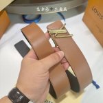 特 寬度：40Mm Lv Pyrmide Truck L Oeii雙面腰帶 驢家 海外原單代特供 面為進口小牛皮荔枝紋襯托原廠配色柔軟小牛皮底 搭配最新鋼五金搭