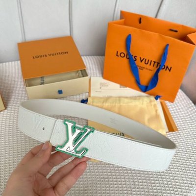 驢家 寬度40Mm Ss今季專櫃在售新品 男款 意大利進口荔枝紋飾有logo標識圖案 背面則以低調的純黑色頭層小牛皮打造而成 搭配新款字母搭扣 雙面用