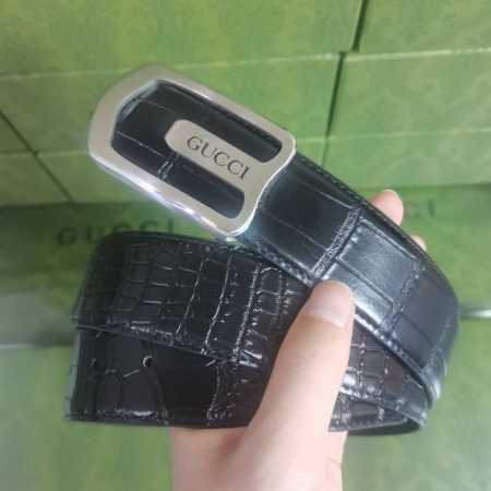 Gucci 40毫米新款鳄鱼纹风尚演绎两式经典：小牛皮诠释低调典雅的气质。令此款百搭设计更臻完美。 - 点击图像关闭