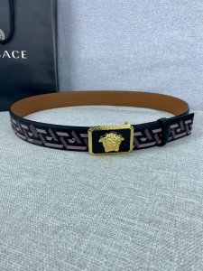 宽度4.0Cm Versace 范思哲 此款palazzo腰带采用牛皮革面料制作 并饰有Le pop Classique图案印花和标志性的美杜莎五金配件