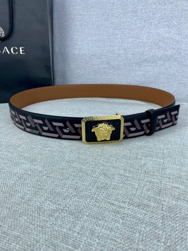 宽度4.0Cm Versace 范思哲 此款palazzo腰带采用牛皮革面料制作 并饰有Le pop Classique图案印花和标志性的美杜莎五金配件
