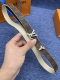 【品牌】Lv 2.0Cm 特P200” 【描述】这款饰有Lv带扣的腰带配以水牛皮衬里，覆以Monogram 牛皮。展现细腻的品牌特质，是牛仔裤的理想配件 lv字