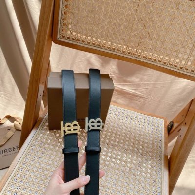 Bur~Berry腰带 3.0Cm宽 带头采用Tb Logo既有代表性又有设计感 带身小牛皮材质 手感超好 十分干练的一款 可两面使用 商务休闲