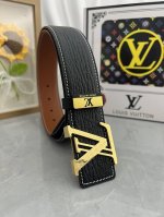 品名：Lv..路易..威登原单 材质：原单牛皮腰带 百分百头层牛皮腰带保证真皮，24K纯钢扣，专柜原单品质、做工精细，时尚大牌，送人自用首选 包装： 请认准如图